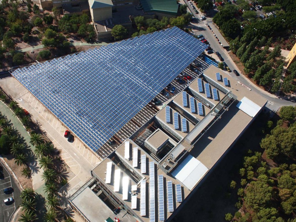 Imagen aérea de la pérgola fotovoltaica junto a la Facultad de Trabajo Social
