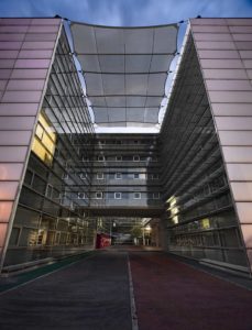 Pérgola textil de protección solar para la Facultad de Economía y