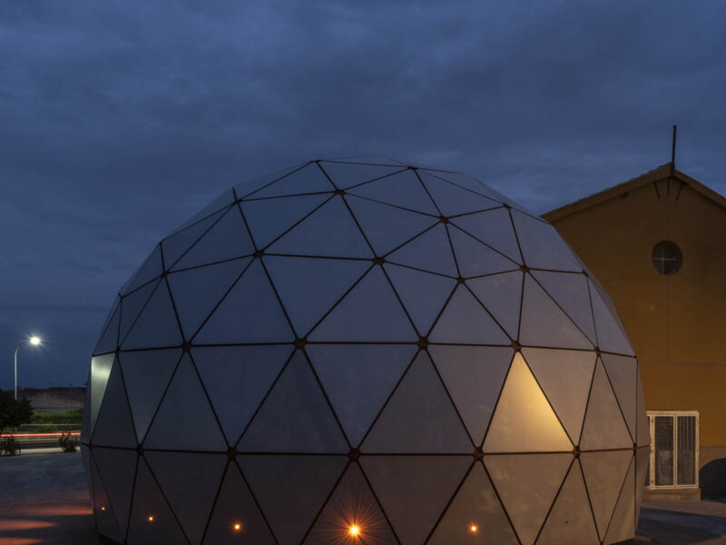 Exterior del Planetario geodésico de noche